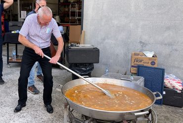 Mike Burton paella stirring