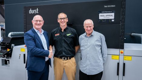 Barry Lewis (centre) is flanked by Durst’s Simon Cosh (left) and Ron Lewis in front of the RSCi at Labelexpo.